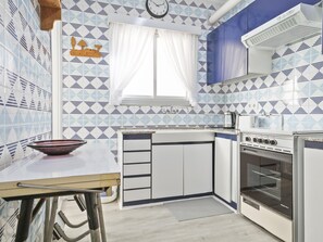 Mikrowelle, Ofen, Wasserkocher mit Kaffee-/Teezubehör, Toaster