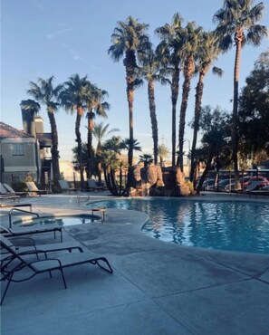Outdoor pool - Luxury cozy unit (Las Vegas)
