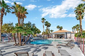 Outdoor pool - Luxury cozy unit (Las Vegas)