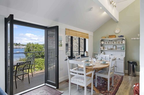Beautiful Cottage on the Water Front, Polruan