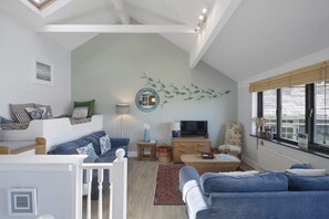 TV, offices - Beautiful Cottage on the Water Front, Polruan (Polruan)