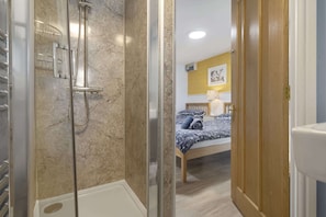 Shower, hair dryer, towels - Beautiful Cottage on the Water Front, Polruan (Polruan)