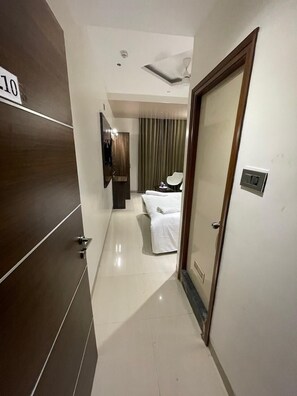 Free WiFi, bed sheets - Model Grand Inn (Ballari)