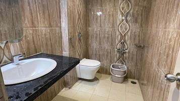 Standard Triple Room | Bathroom