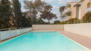 A rectangular swimming pool with a clear blue water surface, surrounded by a tiled deck and a low white wall. - SAINT-AYGULF Sea view, 4 pers air conditioning, swimming pool, near Calanques corailleurs  (Fréjus)