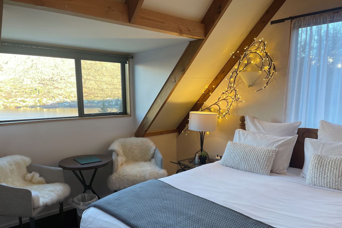 Comfort Room, Lake View
