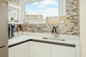 Een koelkast, een microgolfoven, een oven, een kookplaat