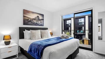 Desk, iron/ironing board, WiFi, bed sheets