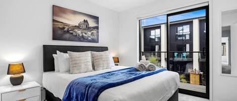 Desk, iron/ironing board, WiFi, bed sheets