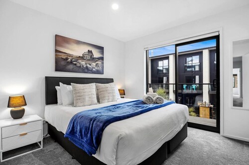 Stylish 4BR Townhouse · 4 Baths · Free Parking