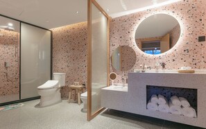 Suite familiar, vista a la ciudad | Baño | Amenidades de baño gratuitas, secadora de cabello, toallas, jabón 