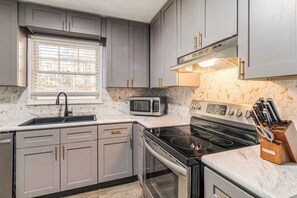 Fridge, microwave, oven, stovetop - Spacious 30+ Day Retreat – Perfect for Families & Professionals in Transition
(Covington)