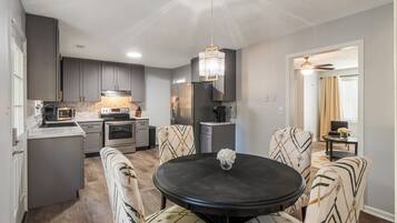 Geladeira, micro-ondas, fogão, cooktop