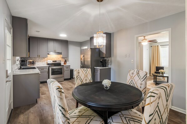 Fridge, microwave, oven, stovetop - Spacious 30+ Day Retreat – Perfect for Families & Professionals in Transition
(Covington)