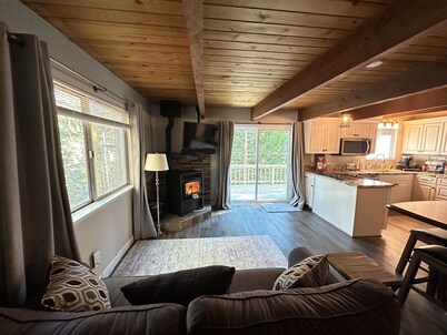 Cozy Peaceful Cabin in the Woods of Mi-Wuk Village.