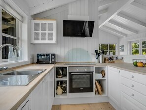 Fridge, microwave, dishwasher, cookware/dishes/utensils