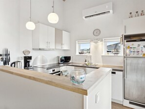 Fridge, microwave, dishwasher, cookware/dishes/utensils
