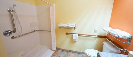 Standaard kamer, 1 kingsize bed, rolstoeltoegankelijk bad, niet-roken | Badkamer | Een bad/douchecombinatie, een haardroger, handdoeken, zeep