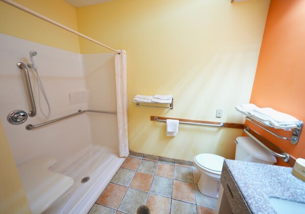 Chambre Standard, 1 très grand lit, baignoire accessible aux personnes à mobilité réduite | Salle de bain