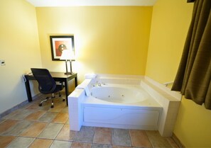 Suite, 1 kingsize bed met slaapbank, niet-roken, bubbelbad | Een bureau, een laptopwerkplek, een strijkplank/strijkijzer