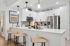 Fridge, microwave, oven, stovetop - The Laurel Apartments in Chandler (Chandler)