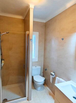 Dusj, hårføner, bidé og håndklær