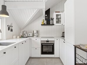 Fridge, microwave, dishwasher, cookware/dishes/utensils