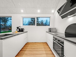 Kühlschrank, Ofen, Geschirrspüler, Hochstuhl