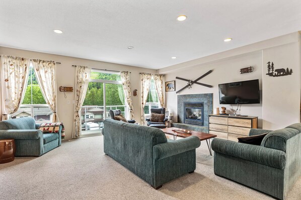 Smart TV, fireplace, DVD player, video library - The Marmot's Den - Large Family-Friendly Ski Retreat in Sun Peaks (Sun Peaks)