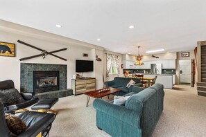 Smart TV, fireplace, DVD player, video library - The Marmot's Den - Large Family-Friendly Ski Retreat in Sun Peaks (Sun Peaks)