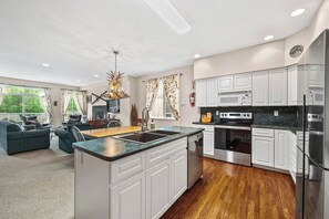 Fridge, microwave, oven, stovetop - The Marmot's Den - Large Family-Friendly Ski Retreat in Sun Peaks (Sun Peaks)