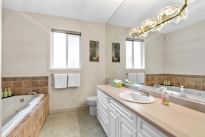 Douche, baignoire à jets, sèche-cheveux, serviettes fournies