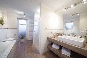 Dusch, hårtork och handdukar