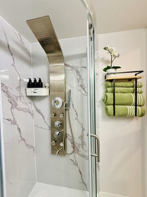 Shower, hair dryer, towels, soap - Pet friendly private backyard Garden studio (Pickering)