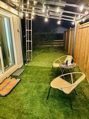 Terrace/patio - Pet friendly private backyard Garden studio (Pickering)