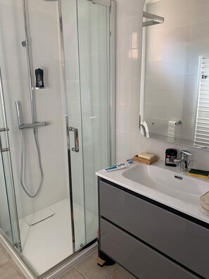 Shower, hair dryer, towels, soap - Beautiful Chalet with sea view (Gruissan)