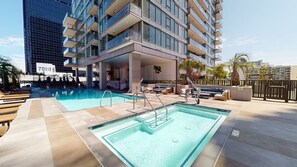 Una piscina al aire libre, una piscina climatizada