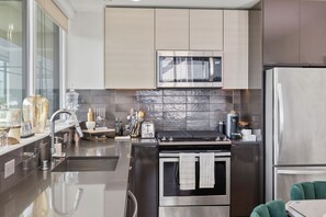 Fridge, microwave, oven, stovetop - Luxury Apt in Beautiful Downtown San Diego with Epic Amenities (San Diego)