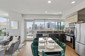 Fridge, microwave, oven, stovetop - Luxury Apt in Beautiful Downtown San Diego with Epic Amenities (San Diego)