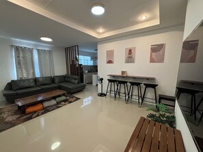 Smart TV - 4BR Vigan Vacation Home DN Residence (Vigan)