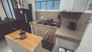 Fridge, oven, stovetop, dishwasher