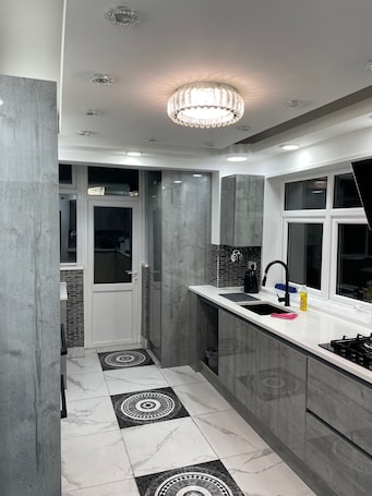 House | Private kitchen | Fridge, microwave, oven, stovetop