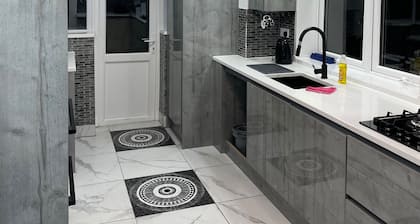 Manchester - 1 Bed- Garden - Parking