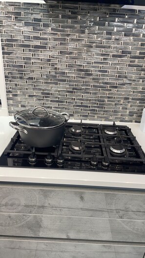 Rumah | Dapur pribadi | Lemari es, microwave, oven, dan kompor