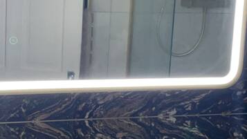 Ferienhaus | Badezimmer | Dusche, Haartrockner, Handtücher