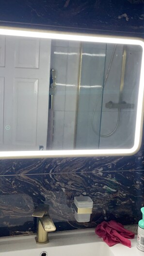 Rumah | Kamar mandi | Shower, pengering rambut,  dan handuk