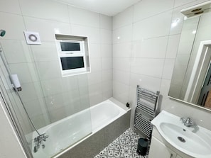 Ferienhaus | Badezimmer | Duschwanne, Komfortbadewanne, Handtücher