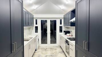 House | Private kitchen | Fridge, microwave, oven, stovetop