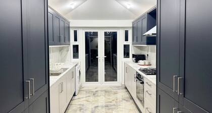 Modern North London Retreat - 7 Bedrooms