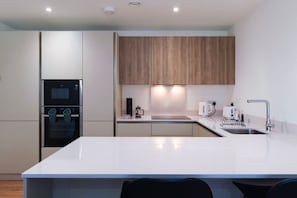 Geladeira, micro-ondas, fogão, cooktop